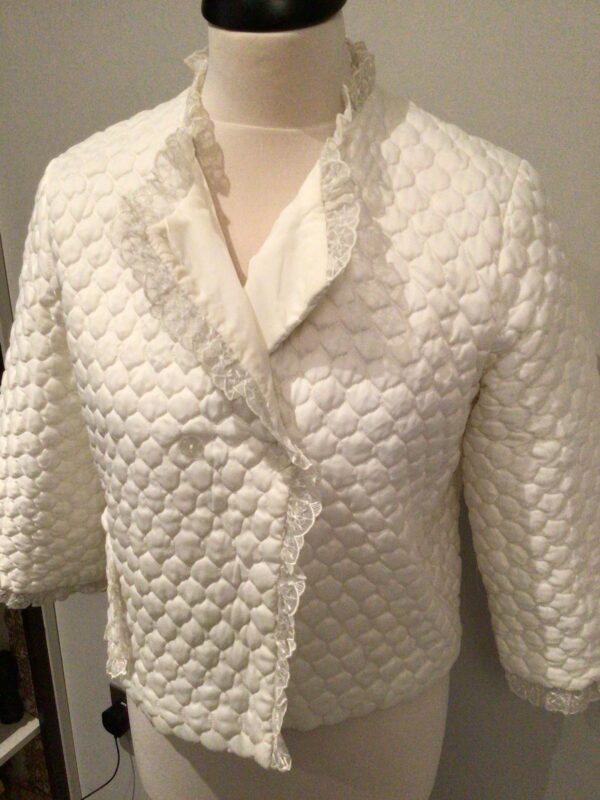SOLD! Vintage 70s Luxair of London quilted bed jacket / nightwear, 3/4 sleeves, pristine white, fits to UK 12 - Image 4