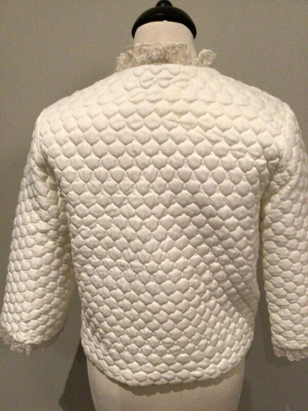 SOLD! Vintage 70s Luxair of London quilted bed jacket / nightwear, 3/4 sleeves, pristine white, fits to UK 12 - Image 6