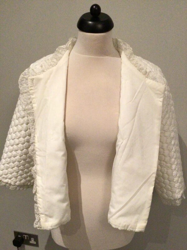 SOLD! Vintage 70s Luxair of London quilted bed jacket / nightwear, 3/4 sleeves, pristine white, fits to UK 12 - Image 8