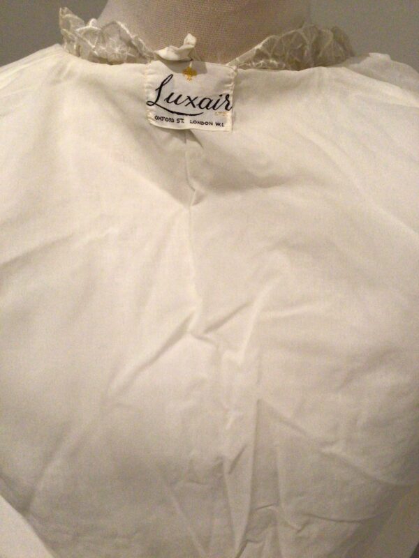 SOLD! Vintage 70s Luxair of London quilted bed jacket / nightwear, 3/4 sleeves, pristine white, fits to UK 12 - Image 9
